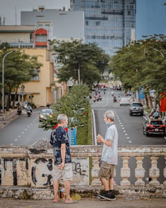 Hai người đàn ông đang trò chuyện