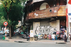 Nhịp sống vỉa hè bình dị trên góc đường Lê Thánh Tôn, Quận 1, Sài Gòn qua màu ảnh film