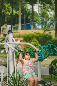 Cô bé tập thể dục