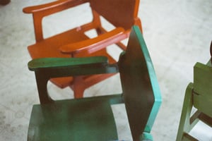 Ghế gỗ sơn màu