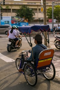 Anh bán vé số trên chiếc xe lăn