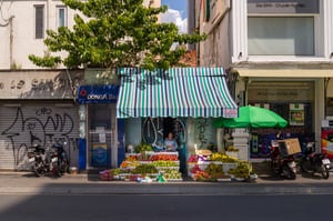 Tiệm bán trái cây trên lề đường