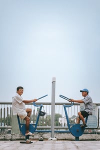 Tập thể dục bên bờ kè công viên Tầm Vu, Thanh Đa