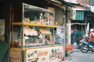 Xe bánh mì ven đường