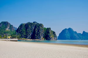 Bãi tắm Hòn Gai