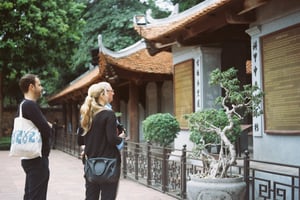 Du khách tham quan Văn Miếu – Quốc Tử Giám