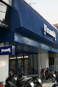 Mặt tiền cửa hàng bán lẻ Vinamilk