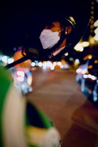 Người lái xe qua kính chiếu hậu