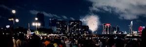 Pháo hoa rực sáng trên bầu trời thành phố