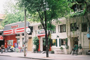 Cửa hàng Circle K bên cạnh một nhà may cũ