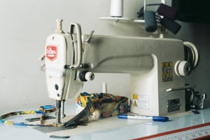 Một chiếc máy may công nghiệp