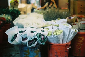 Quầy hoa tươi trong chợ hoa