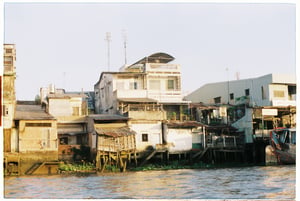 Những ngôi nhà ven sông