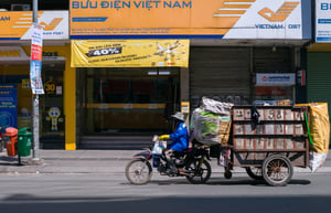 Xe chở rác trên đường phố