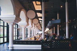 The Long Bar tại InterContinental Đà Nẵng Sun Peninsula Resort