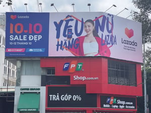 Biển quảng cáo Lazada bên trên cửa hàng FPT Shop