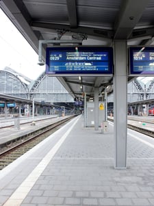 Bảng thông tin chuyến tàu đến nhà ga Amsterdam Centraal