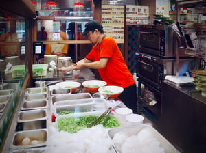 Đầu bếp trong quán phở