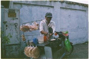 Một xe đồ ăn vặt bên đường