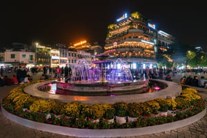 Đài phun nước tại quảng trường Đông Kinh Nghĩa Thục