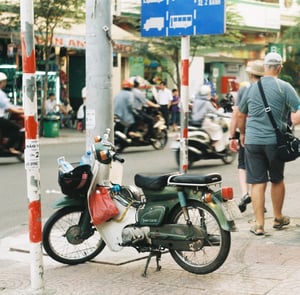 Chiếc xe Supper Cub cũ trên vỉa hè