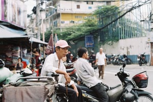 Những tài xế xe ôm truyền thống đang chờ khách