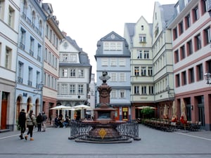 Đài phun nước với bức tượng nhà thơ Friedrich Stoltze tại quảng trường Hühnermarkt (Frankfurt, Đức)