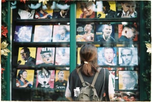 Cô gái đang ngắm nhìn các đĩa nhạc