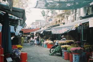 Những sạp hoa tươi trong chợ
