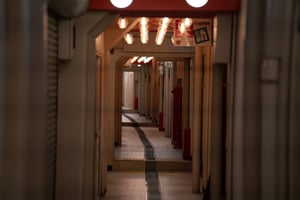 Khu phố ẩm thực dưới đường ray tàu điện ở ga Sanomiya, Kobe, Nhật Bản