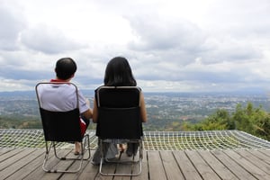 Cặp vợ chồng trước cảnh quang tươi đẹp