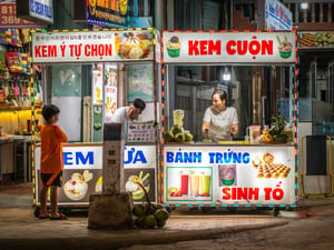 Tiệm kem tranh nhau khách hàng nhí