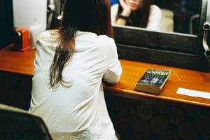 Cô gái đang suy tư trước gương
