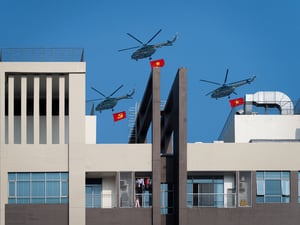 Đội bay trực thăng ngang qua tòa nhà