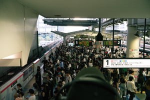 Dòng người xếp hàng lên tàu tại ga Osaka
