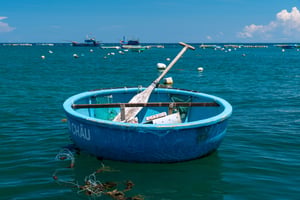 Thuyền thúng trên biển cả