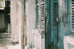 Những cánh cửa nhuốm màu thời gian