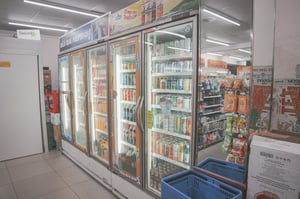 Khu vực đồ uống lạnh tại một cửa hàng tiện lợi
