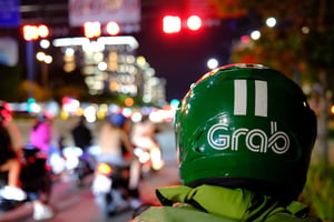 Đằng sau một anh chạy Grab