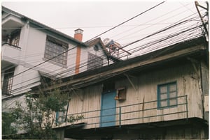Một căn nhà cũ kỹ với cánh cửa xanh