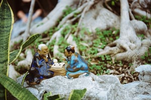 Tượng gốm hai ông lão chơi cờ
