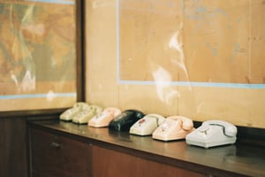 Những chiếc điện thoại bàn cổ xếp thẳng hàng