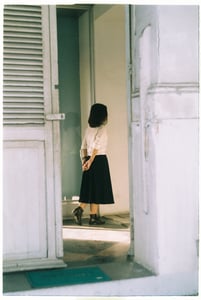 Bóng dáng sau khung cửa