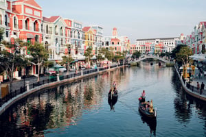 Chiếc thuyền trên con kênh