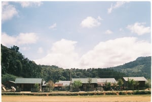 Vùng quê yên bình dưới chân núi