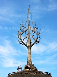 Ngọn Tháp Thiêng Vươn Lên Từ Tam Giới