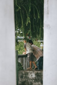 2 cha con - Cuộc sống bên bờ kè công viên Tầm Vu, Thanh Đa
