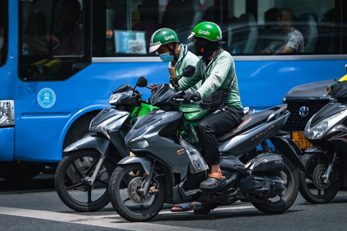 Ride-hailing trước áp lực giá xăng: Grab và Be hỗ trợ tài xế, Xanh SM tận dụng thời cơ