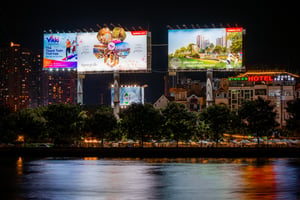 Billboard của Garmuda Land và Vikki bên cầu Sài Gòn