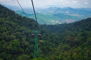 Cáp treo Bà Nà Hill nhìn xuống thành phố Đà Nẵng